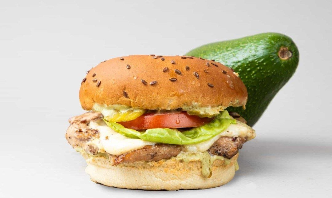 أفوكادو تشكن برغر