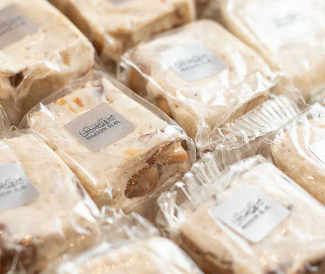 المن والسلوى باللوز والبندق