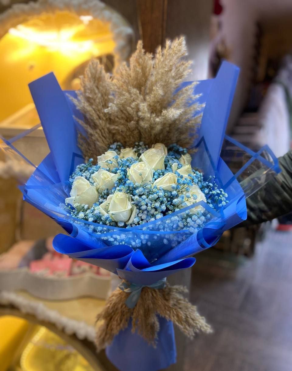 باقة جوري ابيض تغليف ازرق