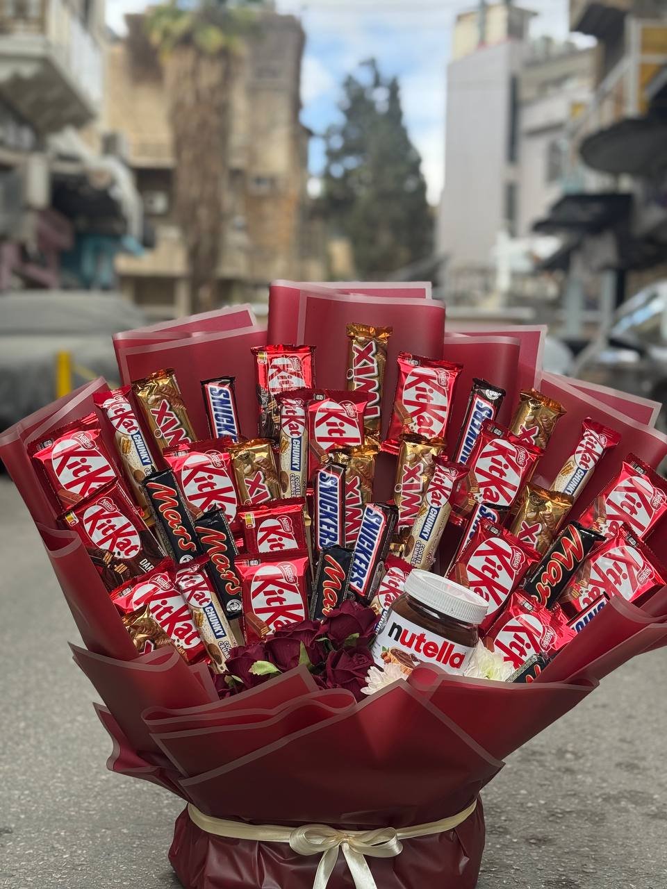 تنسيقة شوكولا و ورد ضخمة