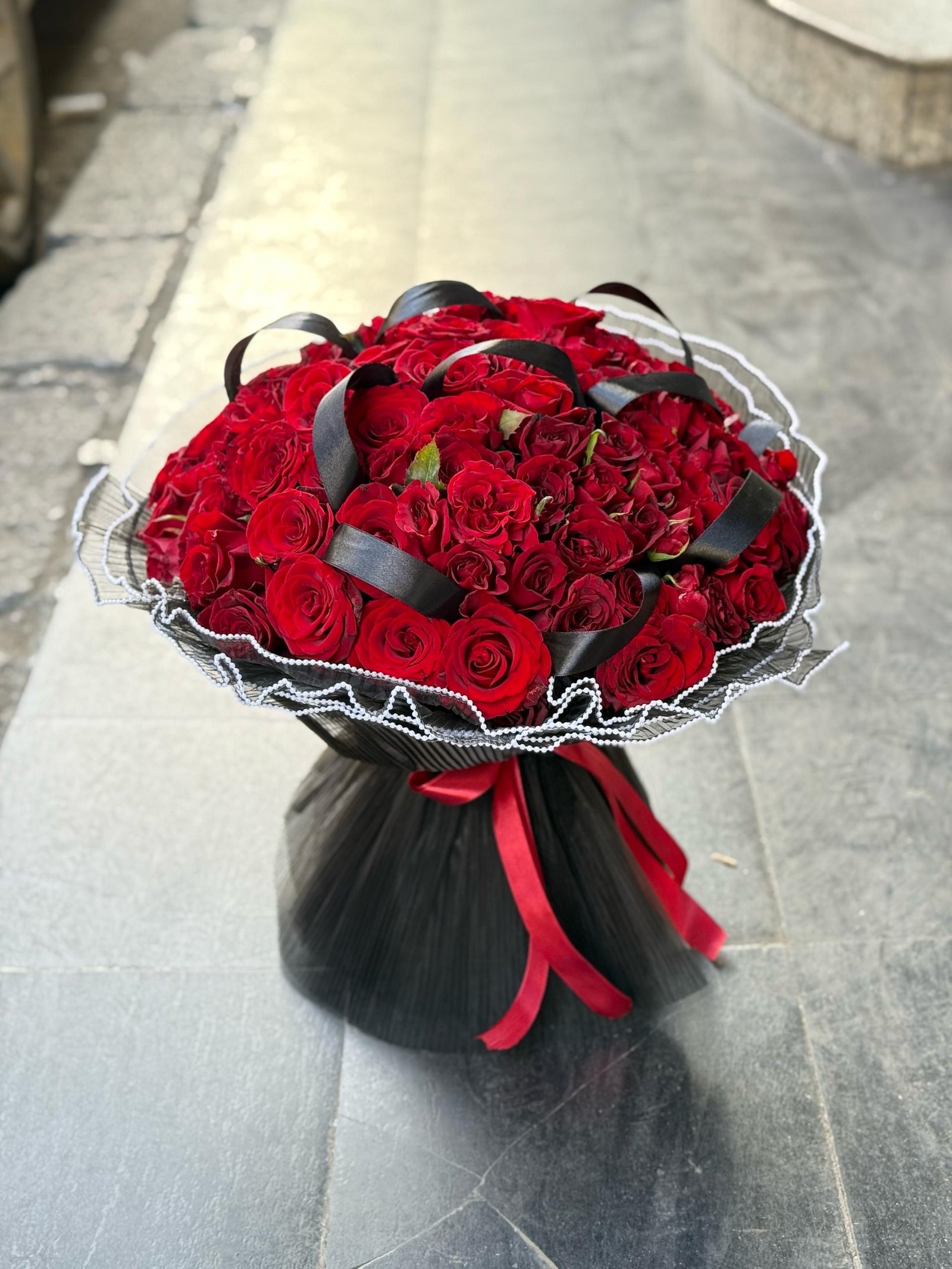 باقة جوري تغليف اسود تول