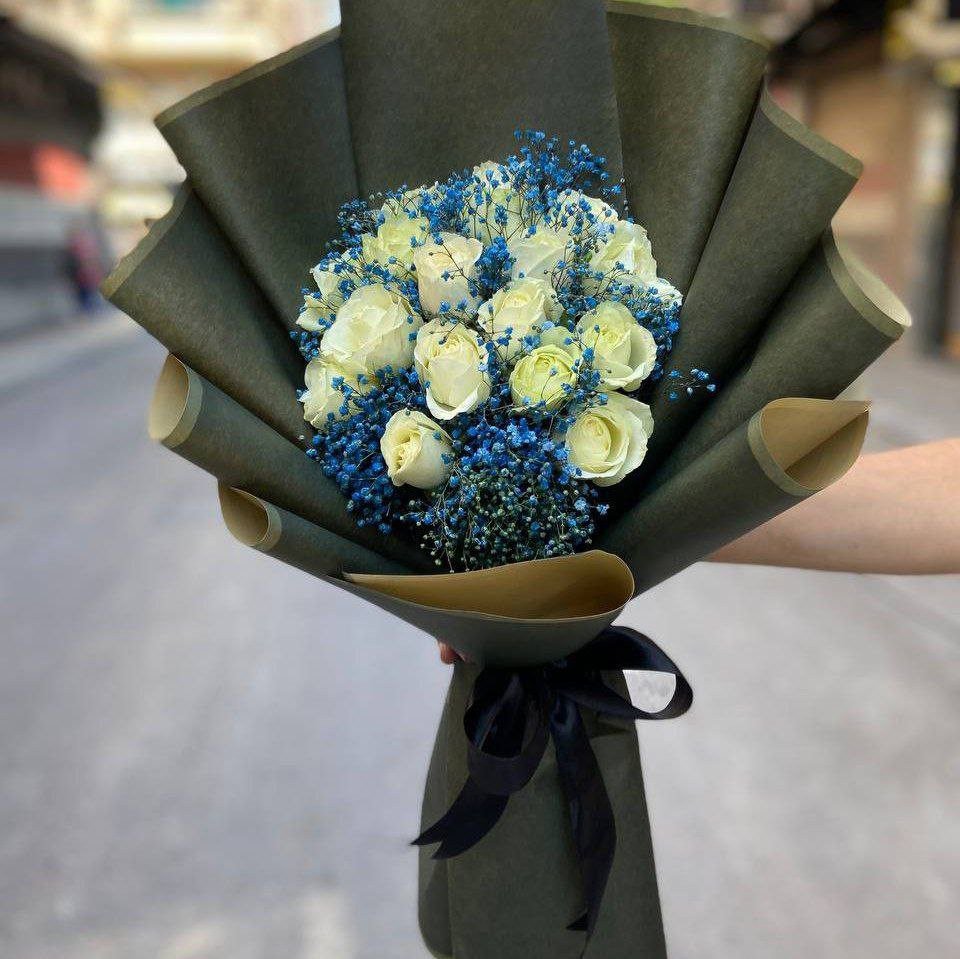 باقة جوري ابيض و حبسوفيل ازرق